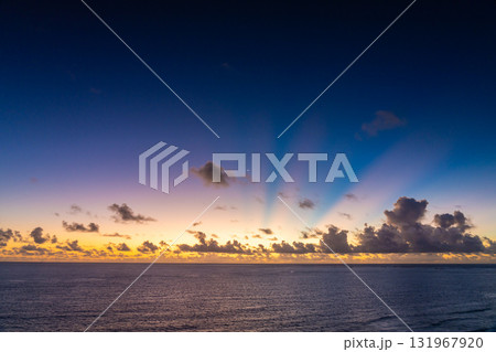 ドラマチックな東平安名崎の夜明け前 131967920