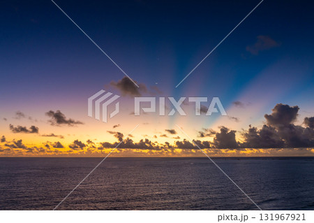 ドラマチックな東平安名崎の夜明け前 131967921