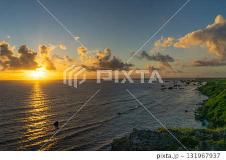 ドラマチックな朝 東平安名崎から見た朝日の絶景 ドラマチックな朝 東平安名崎から見た朝日の絶景 131967937