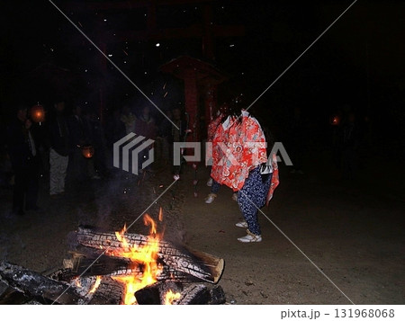 歴史を刻む尾島町岩松の獅子舞(2002.11.23) 岩松八幡宮の境内で厳粛に執り行われる 歴史を刻む尾島町岩松の獅子舞(2002.11.23) 岩松八幡宮の境内で厳粛に執り行われる 131968068