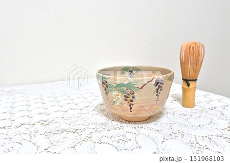 竹製茶筅と葡萄柄茶碗|日本の伝統と静寂のひととき 竹製茶筅と葡萄柄茶碗|日本の伝統と静寂のひととき 131968103