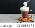 小さなスプーンでウィンナーコーヒー（アインシュペナー）をつくる 131968173