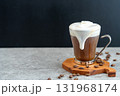 ウィンナーコーヒーのクリームがカップからあふれる 131968174
