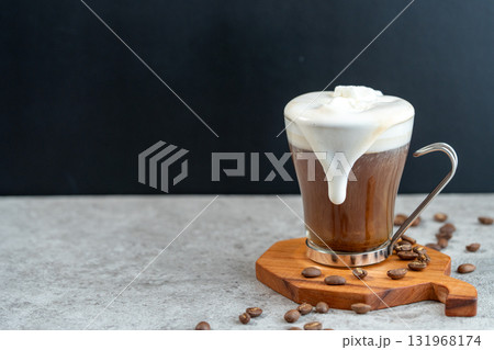 ウィンナーコーヒーのクリームがカップからあふれる 131968174