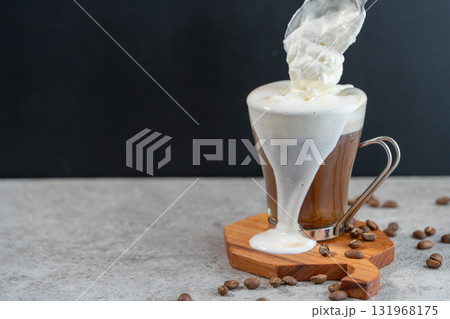 ウィンナーコーヒーのクリームがカップからこぼれる ウィンナーコーヒーのクリームがカップからこぼれる 131968175