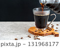 ドリップコーヒーをコーヒーカップにそそぐ（コピースペース有り） 131968177