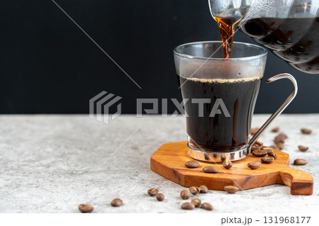 ドリップコーヒーをコーヒーカップにそそぐ（コピースペース有り） 131968177