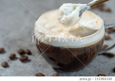 ウィンナーコーヒー(アインシュペナー)のクリームをスプーンですくう ウィンナーコーヒー(アインシュペナー)のクリームをスプーンですくう 131968180