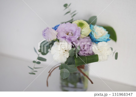 やわらかな光に包まれたピンクと紫の花束|幸せになる花束 やわらかな光に包まれたピンクと紫の花束|幸せになる花束 131968347