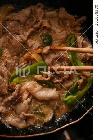 調理中のナスとピーマンと豚肉の味噌炒め 調理中のナスとピーマンと豚肉の味噌炒め 131968370