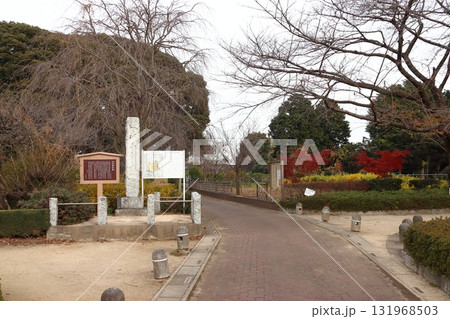 秋の赤山城址にて：城址碑（埼玉県川口市） 131968503