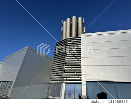 アイスランドの世界第二位の規模のへトリスヘイジ地熱発電所の建物です。 アイスランドの世界第二位の規模のへトリスヘイジ地熱発電所の建物です。 131968558