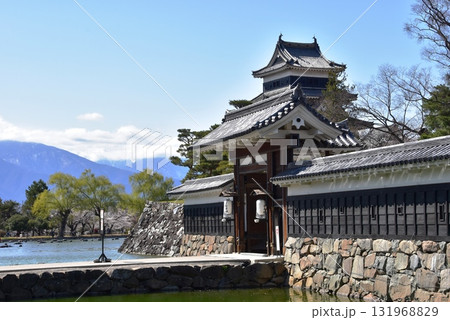 長野県松本市 松本城黒門(二の門)と内堀と大天守 長野県松本市 松本城黒門(二の門)と内堀と大天守 131968829