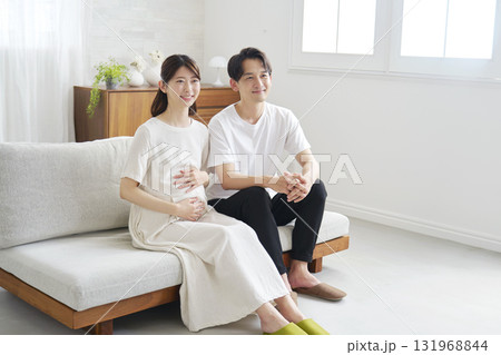 20代夫婦　妊婦の妻　ポートレート　自宅　目線無し 131968844