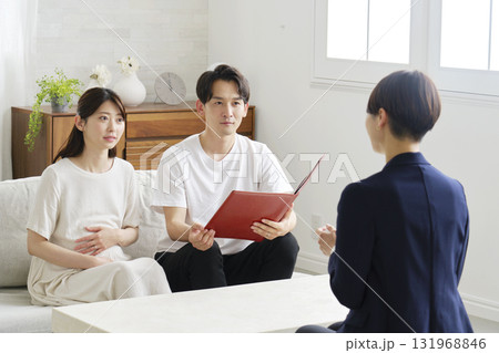 20代夫婦と話すファイナンシャルプランナー 20代夫婦と話すファイナンシャルプランナー 131968846