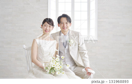 新郎新婦　ポートレート　カメラ目線 131968893