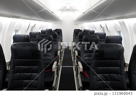 小さな旅客機の機内 131969043