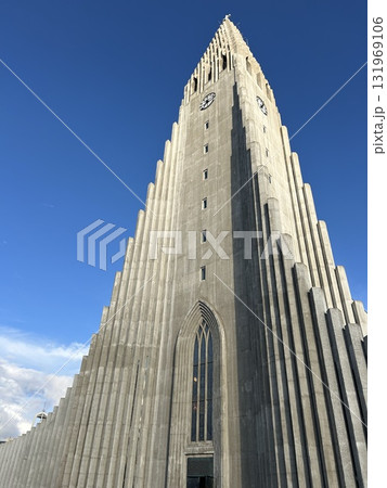 アイスランドの首都のレイキャビクのハットルグリムス教会の塔を下から見上げた風景です。 131969106