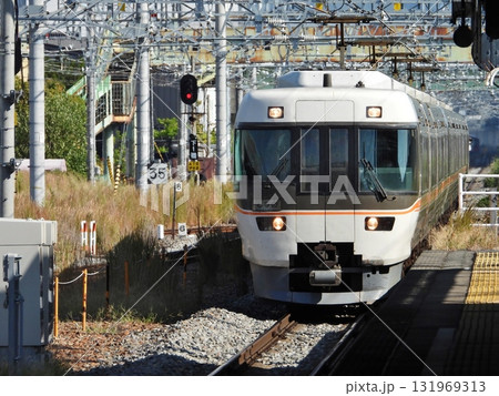 JR篠ノ井駅に入線する特急しなの名古屋行き 131969313