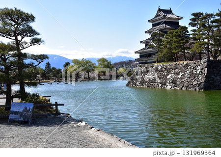 長野県松本市 松本城大天守と乾小天守と月見櫓と辰見附櫓と内堀 長野県松本市 松本城大天守と乾小天守と月見櫓と辰見附櫓と内堀 131969364