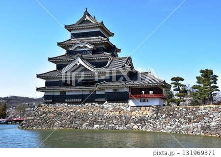 長野県松本市 松本城大天守と乾小天守と月見櫓と辰見附櫓と内堀 長野県松本市 松本城大天守と乾小天守と月見櫓と辰見附櫓と内堀 131969371