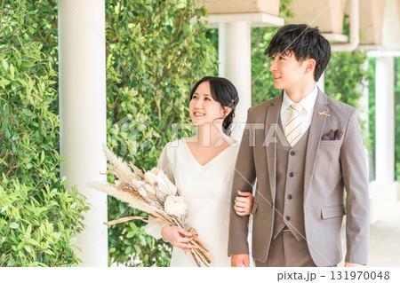 結婚式場を歩く新郎新婦(入場・結婚式・アジア人) 結婚式場を歩く新郎新婦(入場・結婚式・アジア人) 131970048