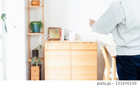 家具のチェックをする作業服姿の男性 131970159