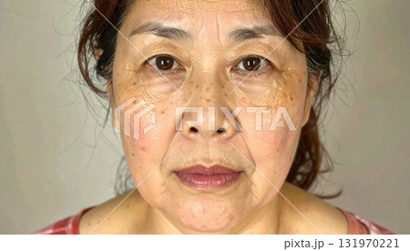 シニア女性・お肌の悩み 131970221