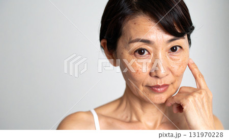シニア女性・お肌の悩み 131970228