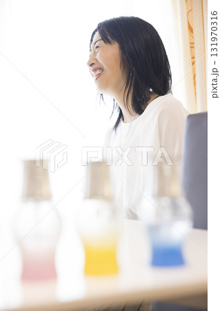 サロンでカウンセリングをするミドルエステティシャン 131970316