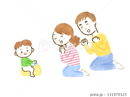 おまるでトイレトレーニングしている子どもと応援する両親の手描きイラスト おまるでトイレトレーニングしている子どもと応援する両親の手描きイラスト 131970325
