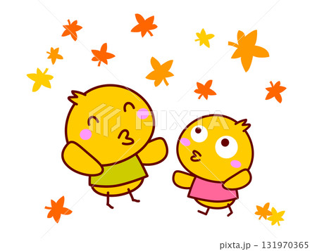 紅葉狩りを楽しむひよこ 紅葉狩りを楽しむひよこ 131970365