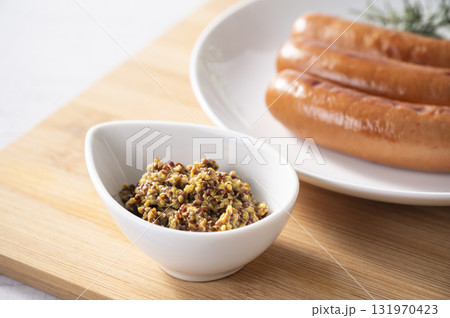 こんがりソーセージ　粒マスタード添え 131970423