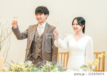 結婚式,披露宴で乾杯をする新郎新婦(シャンパン・アルコール・飲む) 131970474