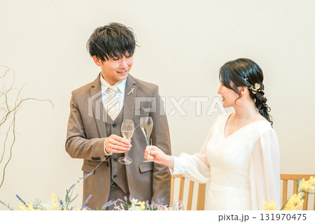 結婚式,披露宴で乾杯をする新郎新婦(シャンパン・アルコール・飲む) 131970475