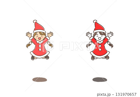 Christmas・サンタクロースのコスプレをして元気にジャンプしている女の子 131970657