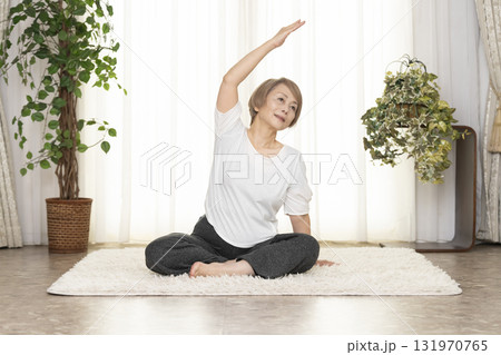 リビングでピラティスをするシニア女性 131970765