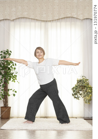 リビングでピラティスをするシニア女性 131970774