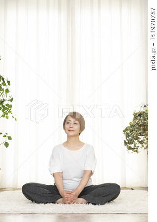 リビングでピラティスをするシニア女性 131970787