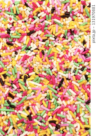 カラフルなチョコスプレー カラフルなチョコスプレー 131970881