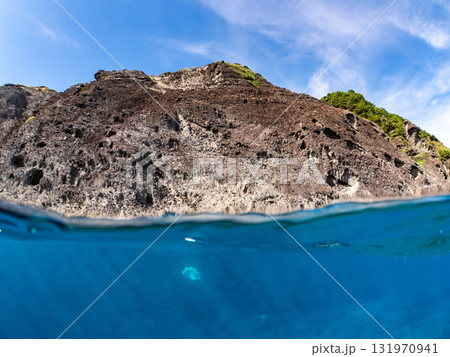 ヒリゾ浜渡船の半水面撮影 船長さんとスキンダイバーが乗っている ヒリゾ浜中木南伊豆町伊豆半島静岡県 131970941