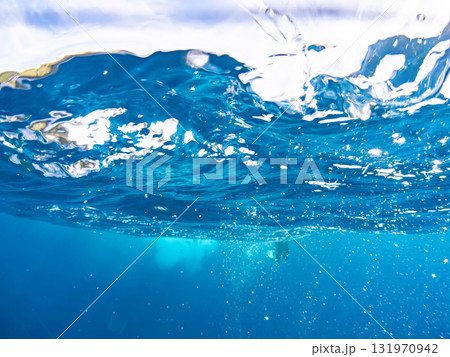 ヒリゾ浜渡船の半水面撮影 船長さんとスキンダイバーが乗っている ヒリゾ浜中木南伊豆町伊豆半島静岡県 ヒリゾ浜渡船の半水面撮影 船長さんとスキンダイバーが乗っている ヒリゾ浜中木南伊豆町伊豆半島静岡県 131970942