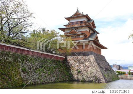 諏訪高島城の天守と水堀(長野県諏訪市) 諏訪高島城の天守と水堀(長野県諏訪市) 131971365