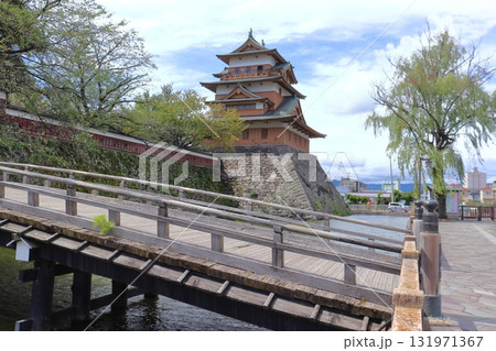 諏訪高島城の冠木門の橋と天守（長野県諏訪市） 131971367