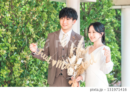 結婚式場でガーランドを持つ新郎新婦（ブライダル・ウェディング） 131971416