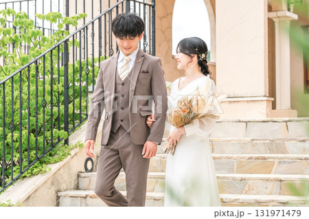 結婚式でチャペルの階段を降りる新郎新婦（ブライダル,ウェディング,披露宴） 131971479