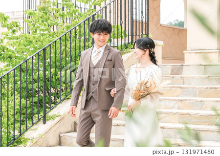 結婚式でチャペルの階段を降りる新郎新婦(ブライダル,ウェディング,披露宴) 結婚式でチャペルの階段を降りる新郎新婦(ブライダル,ウェディング,披露宴) 131971480