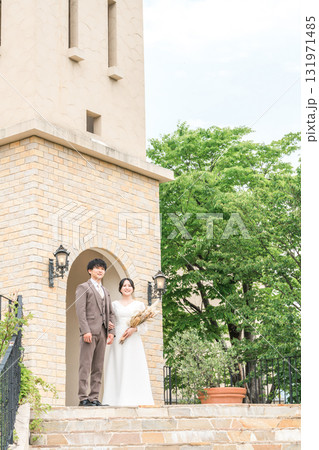 結婚式場,チャペル,教会の前でウェディングフォトを撮るカップル 結婚式場,チャペル,教会の前でウェディングフォトを撮るカップル 131971485