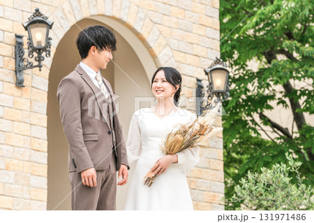 結婚式場,チャペル,教会の前でウェディングフォトを撮るカップル 結婚式場,チャペル,教会の前でウェディングフォトを撮るカップル 131971486