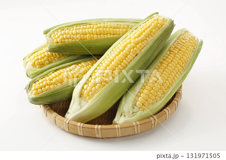 ざるに盛ったスイートコーン 131971505